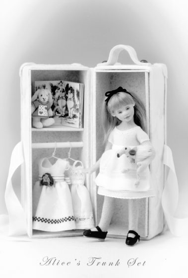 Alice’s Trunk Set by Maggie Made Dolls debuted at the convention. Alice stands 7 inches and her trunk 8 inches. She is limited to a 50-piece edition.