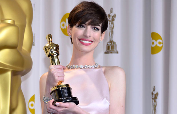 Anne Hathaway, posing with her Oscar.