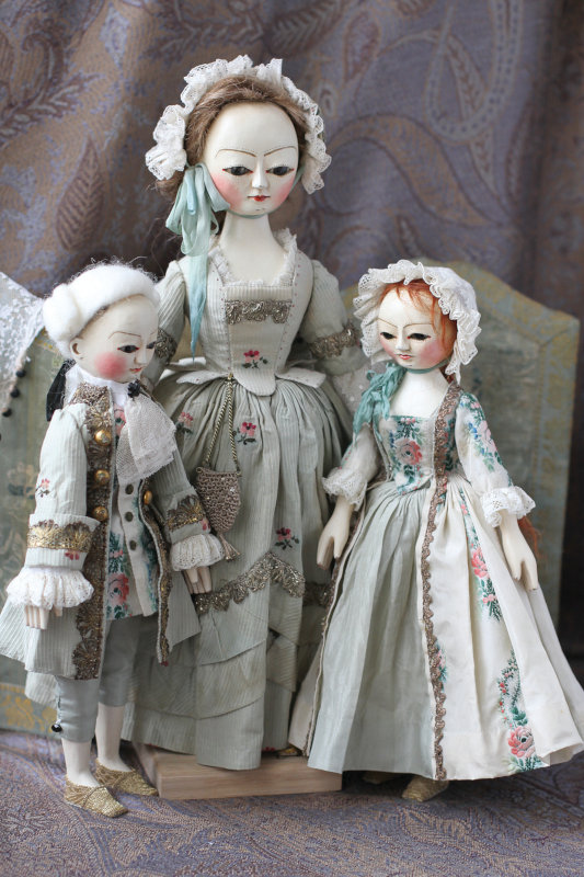 Mordvinkova’s Queen Anne-style dolls.