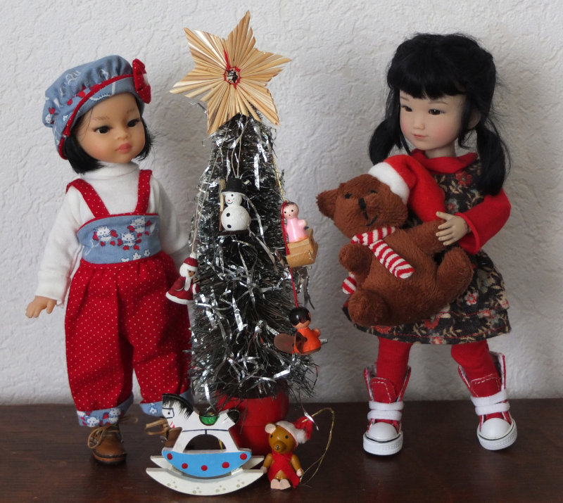 Françoise Moreau: “Mia (Mini Amigas, Paola Reina) and Gigi (Ruby Red Galleria) on Christmas morning.”