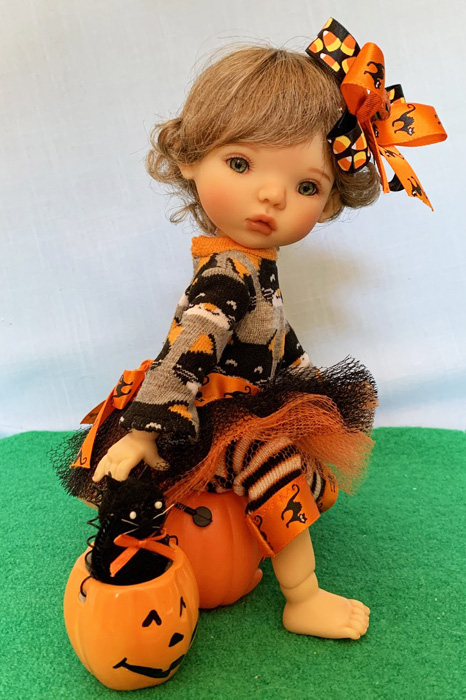 Sissy Lingle: “Sissi Dumpling by My Meadow is ready for Trick or Treat with her kitty and pumpkin. Mama is insisting she must wear shoes, so she is waiting for them.”