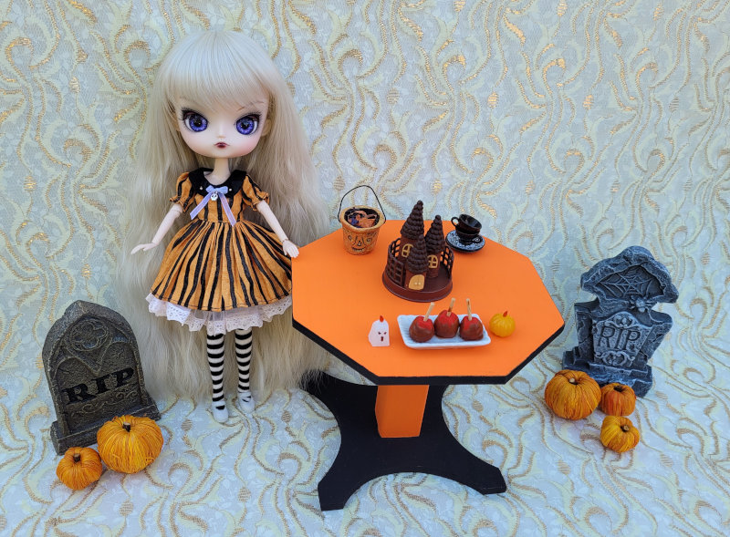 Jane Easterly: “Munificent is a Dal Tina from Groove Inc., celebrating Halloween and wearing a dress from Mota Doll's Clothing.”