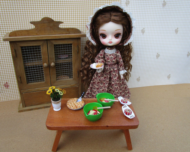 Jane Easterly: “Thankful Peabody is a Frara Dal from Groove Inc., baking pie (a Re-Ment miniature) for Thanksgiving.”