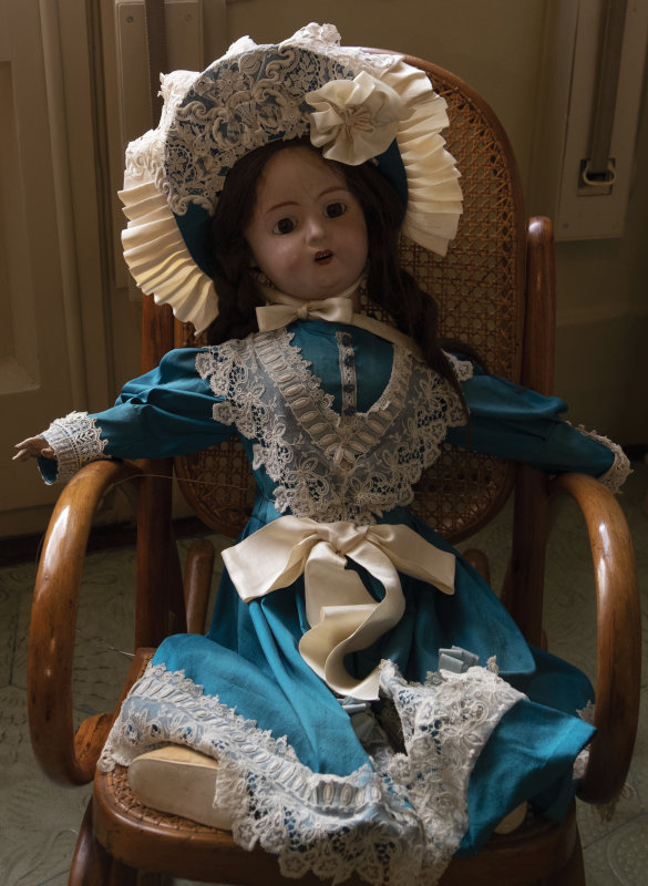 An antique doll from 1906-1912 in the Casa Milá (La Pedrera), designed by Antoni Gaudí in Barcelona. She’s dressed using vintage lace and some rather nice silk and certainly looks old enough, but the dress looks a little too Victorian rather than Edwardian, and really doesn’t fit with Gaudí’s unique art deco feeling. Something along the lines of a Gustave Klimpt Barbie would be far more suitable, even though she wasn’t around at the time.