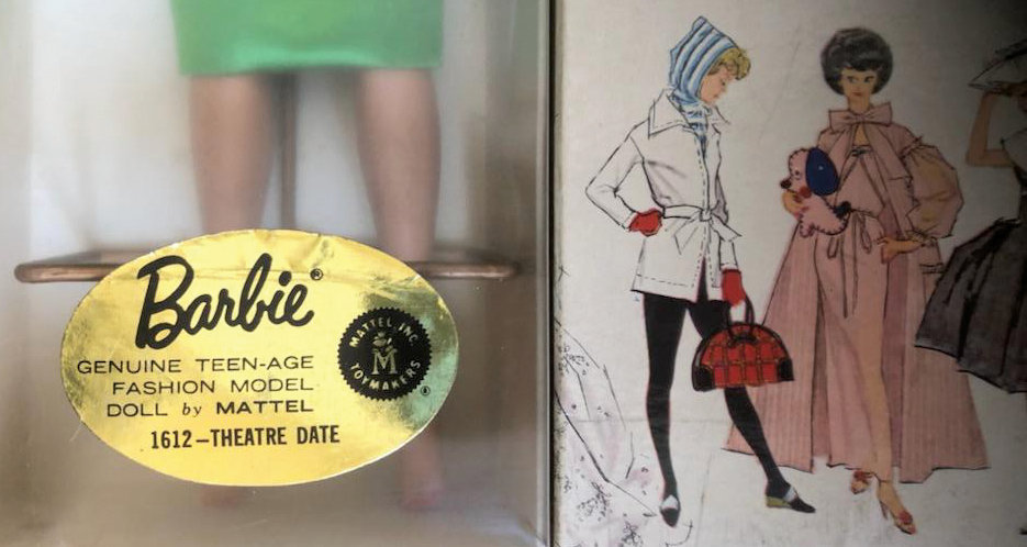 Under the box lid, a sticker on the transparent liner identifies the fashion.