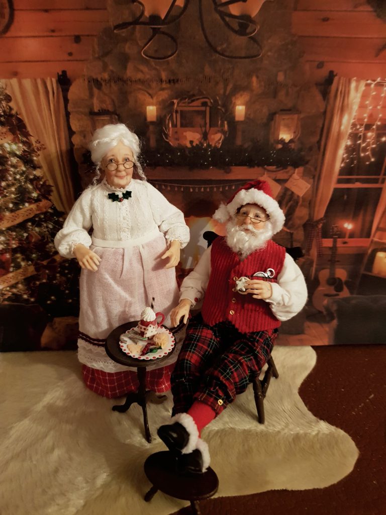 miniature dolls mr and mrs claus